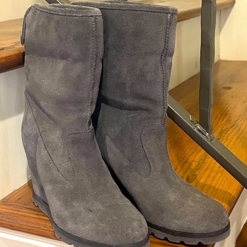 Ladies Gray Uggs Size 5, Hidden Wedge Heel